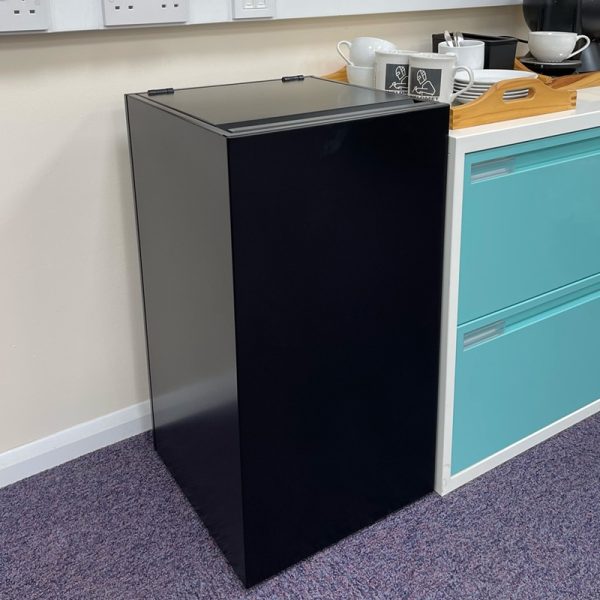 office recycling bin with enclosed lid in office